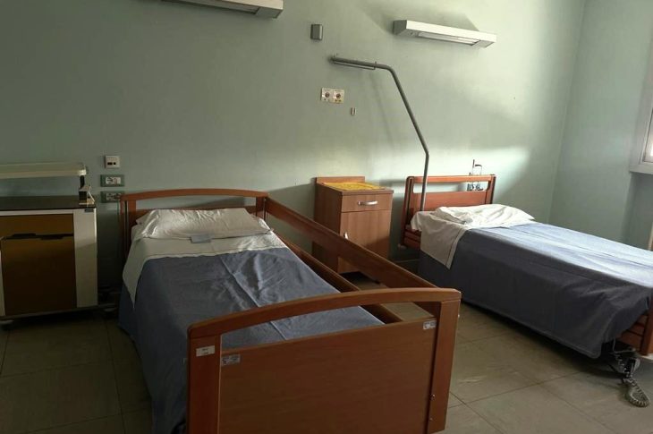 Una stanza doppia della casa di riposo: ogni letto ha un comodino