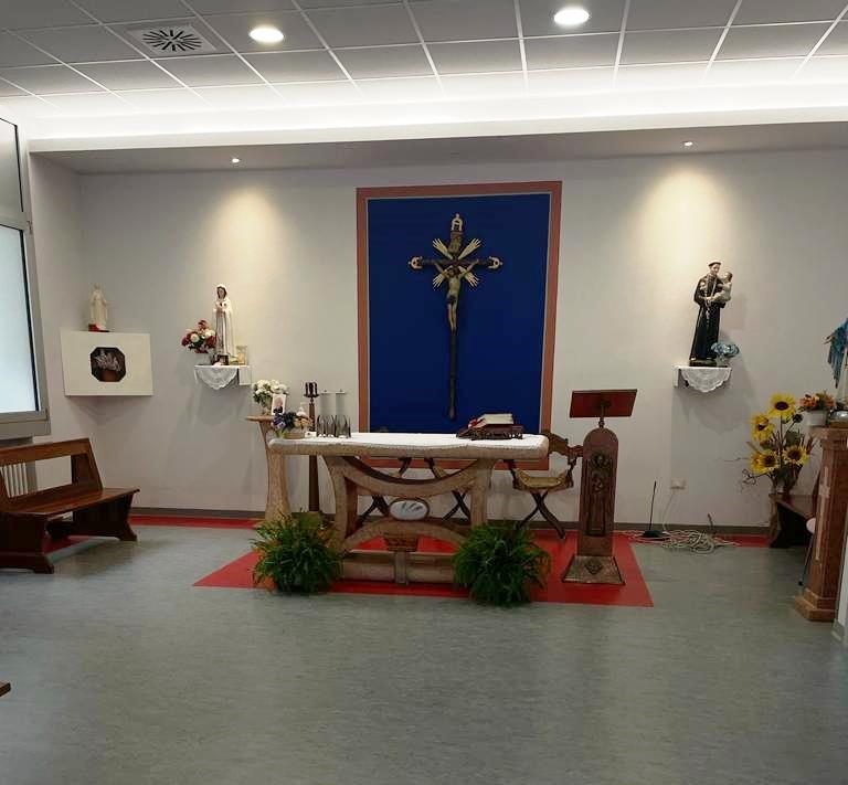 La chiesa della casa di riposo, situata in una stanza della casa di riposo, che riporta delle iconografie cristiane